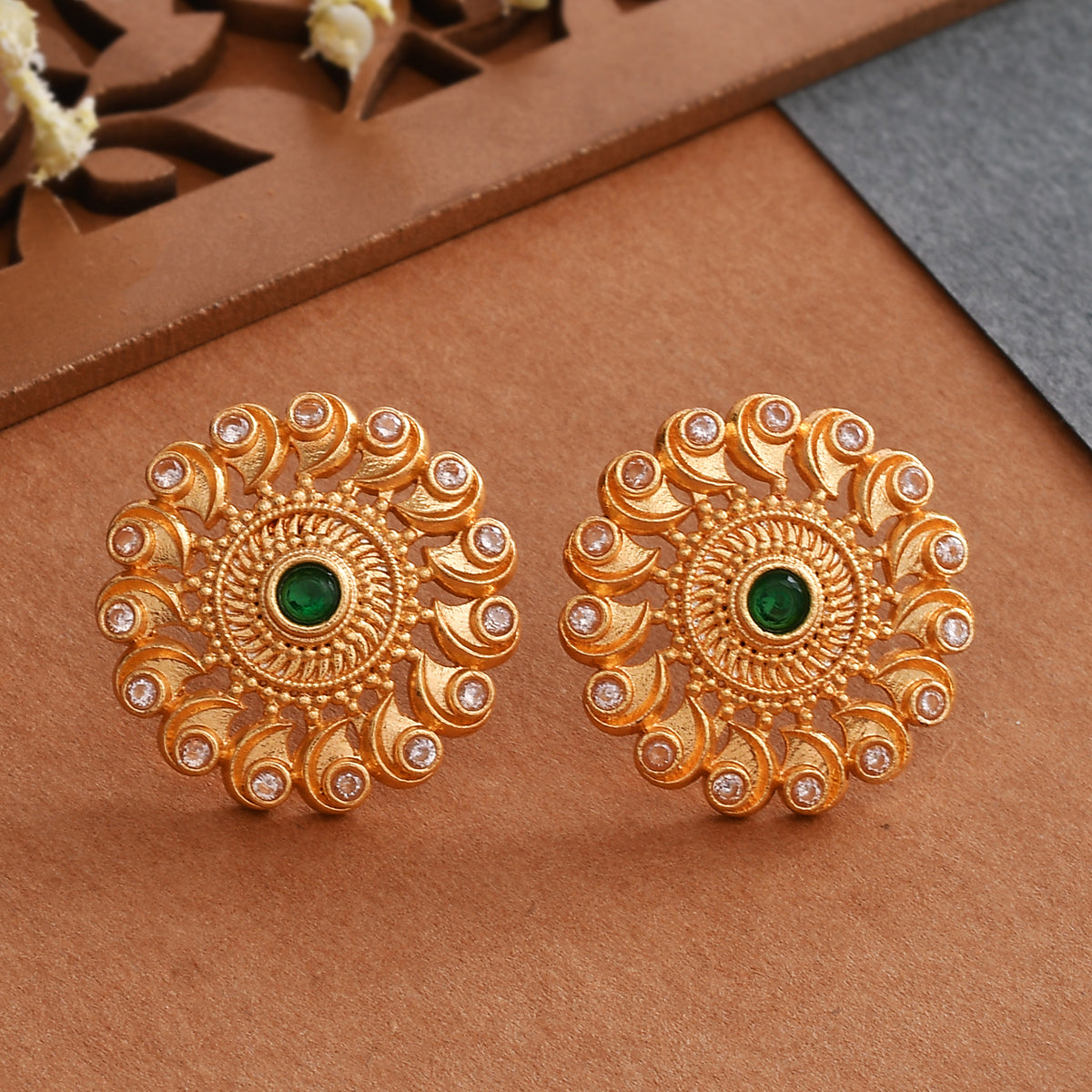I Jewels 18k Antique Gold Plated Brass White Stone Jhumka Earrings for  Women (E536) : Amazon.in: Fashion